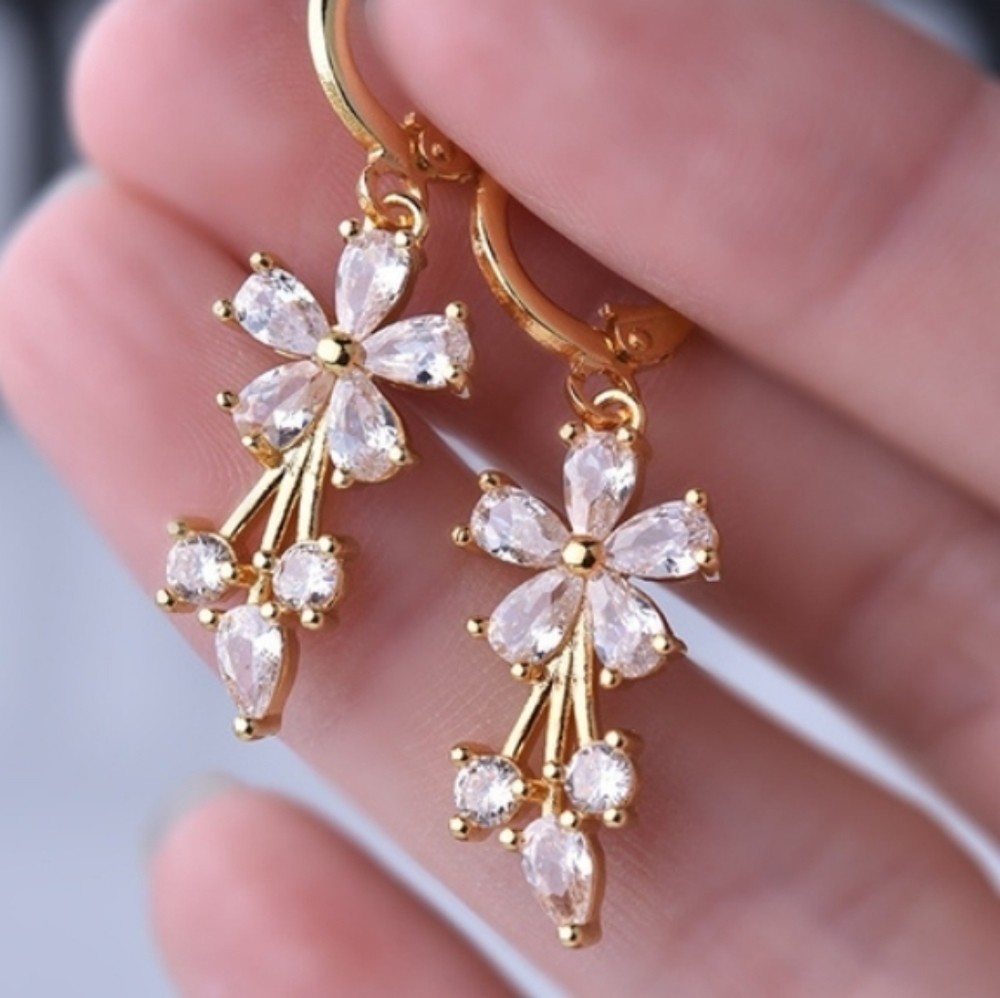 18k Yellow Gold White Sapphire Earrings